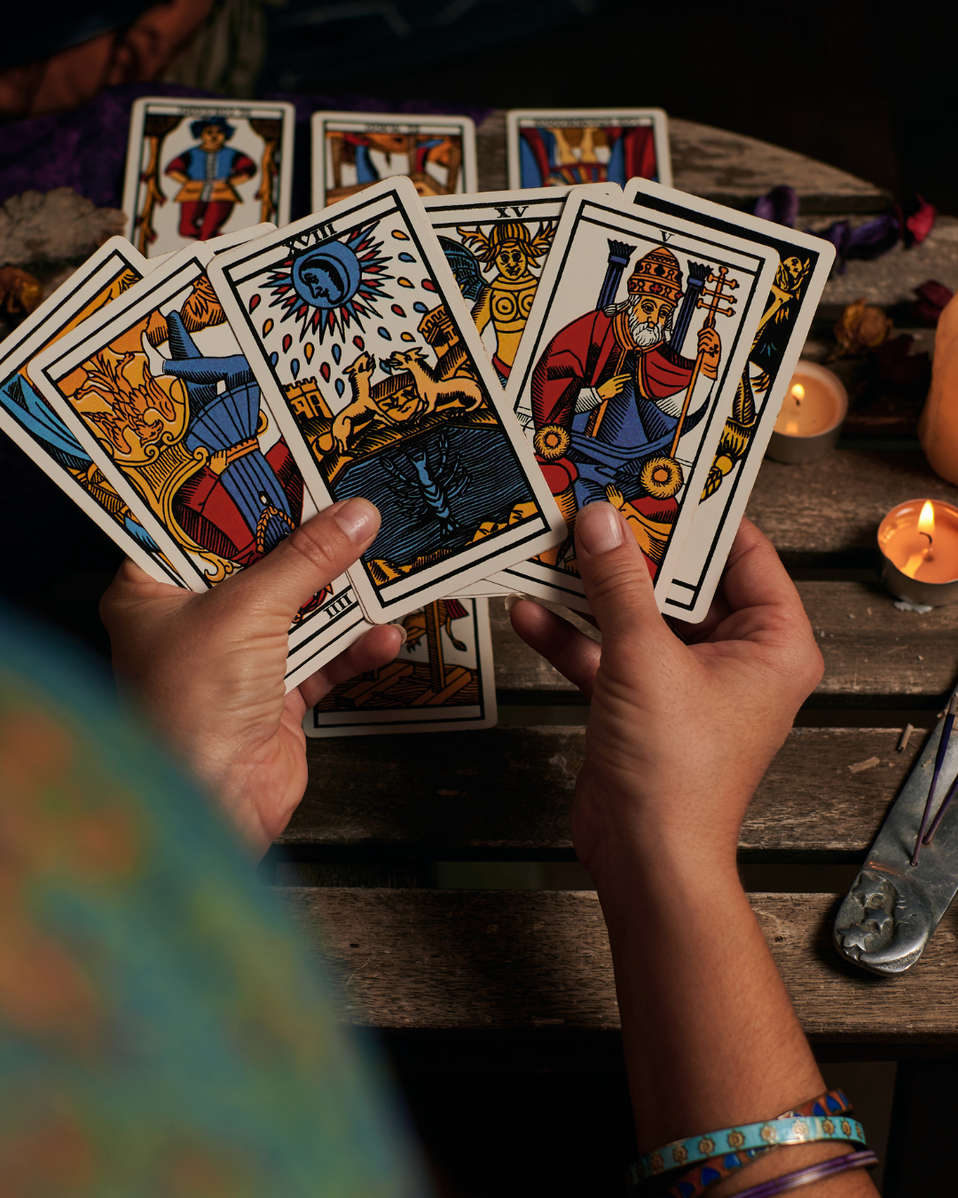 Taróloga segurando cartas de tarô